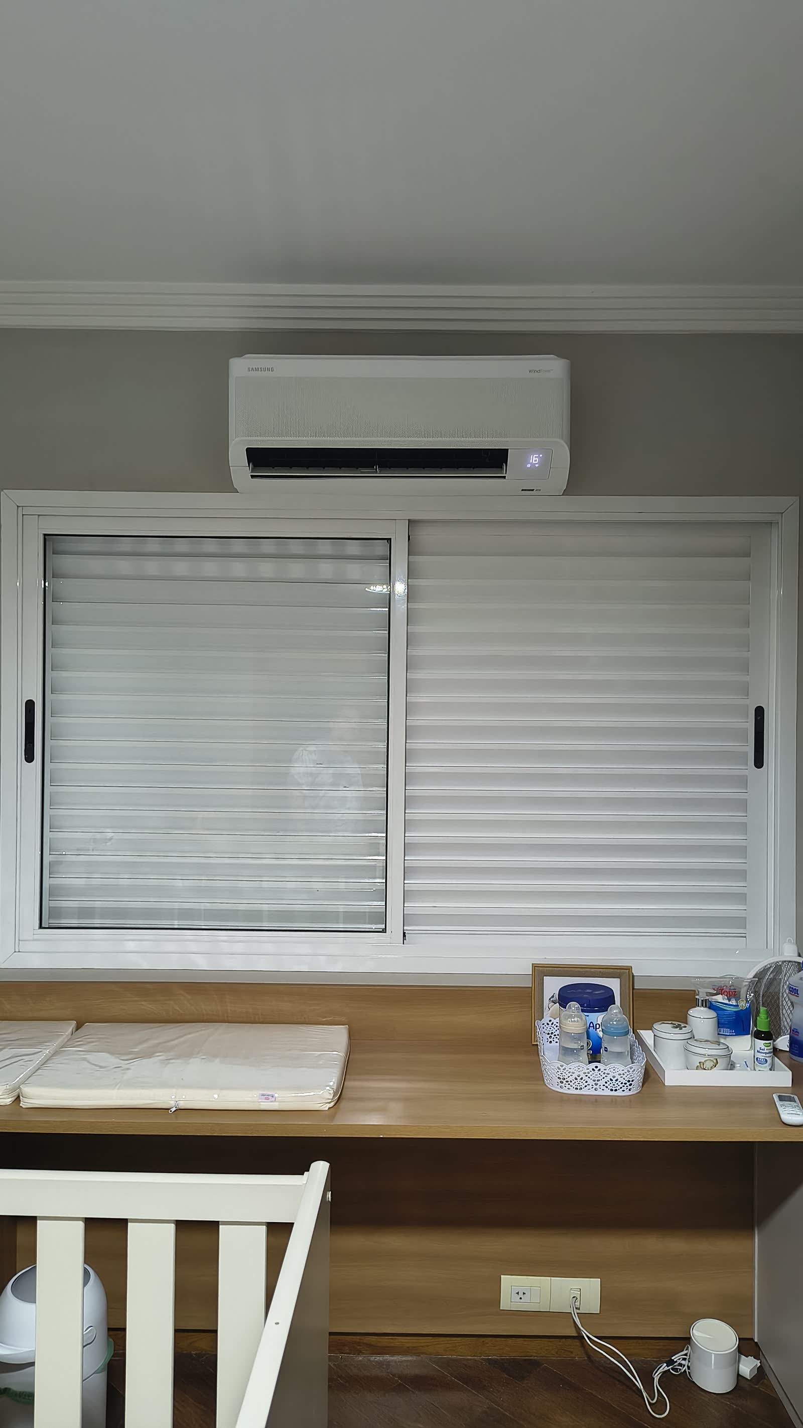 Split instalado acima da janela em quarto de bebê, longe do berço